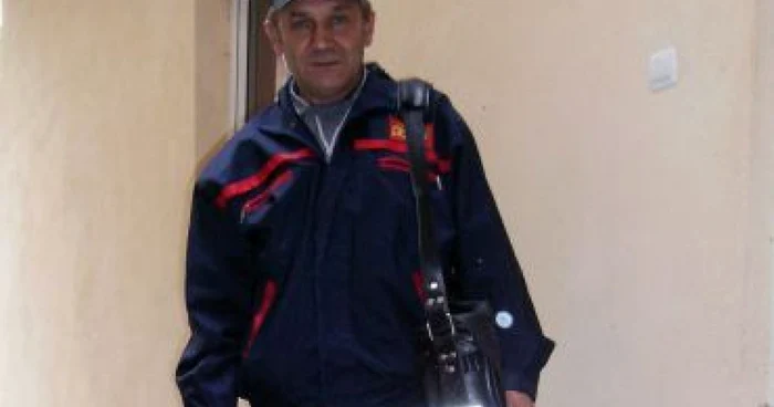 Bistriţa: Nicolae Cozac împarte scrisori de 38 de ani (PORTRET)