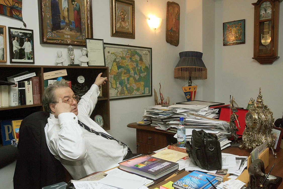 
    Vadim Tudor avea biroul de la partid înțesat de obiecte de cult primite cadouFoto: artmark.ro  