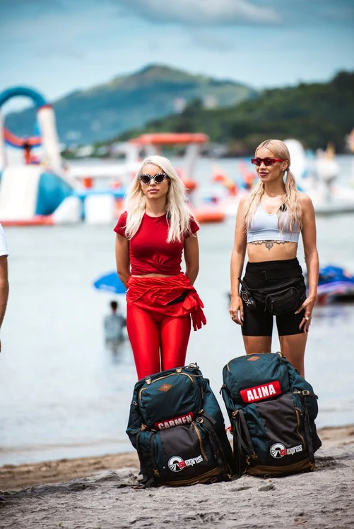 Cele două blonde și-au luat prea multe lucruri în bagaj