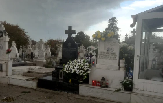 Mormântul care s-a umplut din nou de flori după 21 de ani FOTO Mariana Iancu