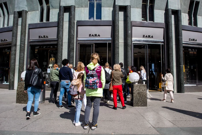 Doamnele și domnișoarele au așteptat, în șir indian, să intre la Zara