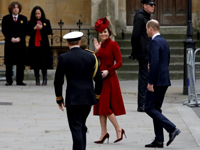 Kate Middleton a ales culoarea roșie pentru ținuta sa