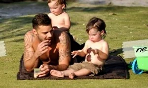 Ricky Martin a postat pe Facebook imagini cu Matteo şi Valentino, copiii săi  jpeg