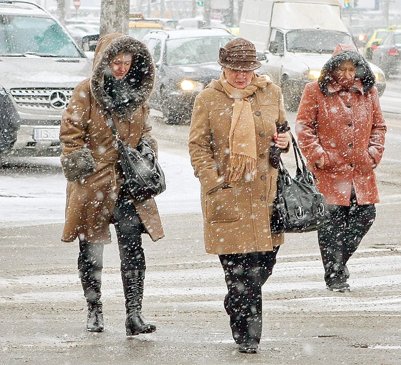 
    Prognoza meteo: vremea se răceşte şi începe din nou să ningăFoto: Click!  