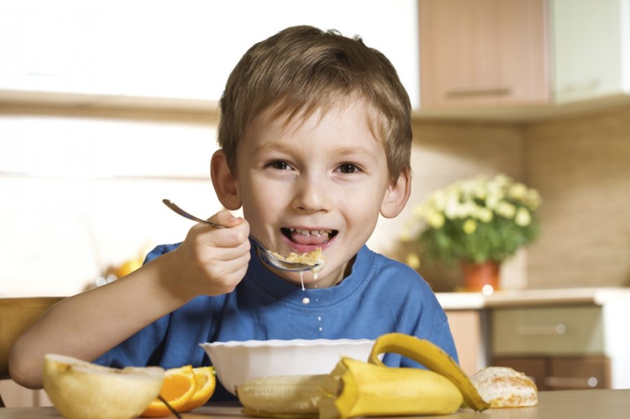 De ce trebuie copiii să mănânce micul dejun. Pediatru: Dimineața, organismul este mai pregătit să proceseze alimentele și să stocheze energie 