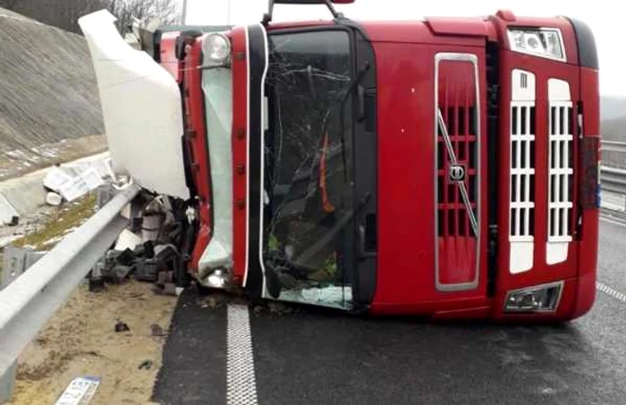 TIR răsturnat în Timiş