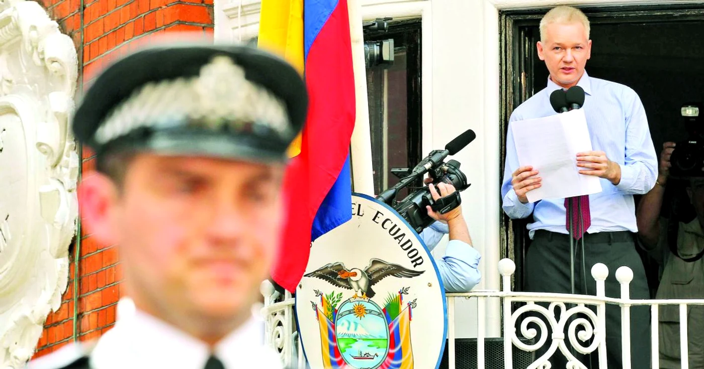 Julian Assange, în timpul unei conferinte de presa de la balconul Ambasadei ecuoadoriene din Londra