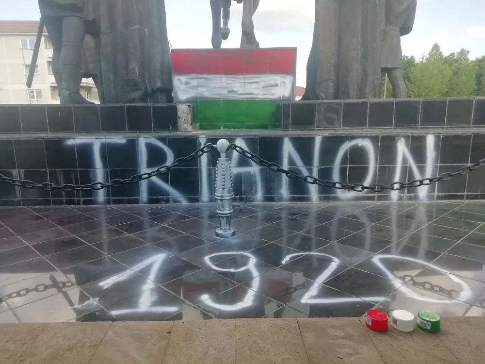 
    Persoane necunoscute au scris pe statuia lui Mihai ViteazulFOTO: Facebook/primăria Sfântul Gheorghe  