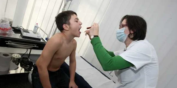 Cei mai afectaţi de pneumonii şi viroze rămân copiii