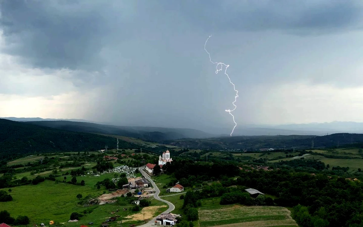 Fulgerul surprins în imagini, deasupra Lacului Cinciș. Foto: Lucian Ignat