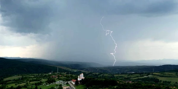 Fulger deasupra lacului Cincisș foto Lucian Ignat jpg