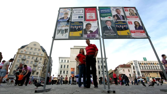 Afişe electorale în Piaţa Operei din Timişoara FOTO Mediafax