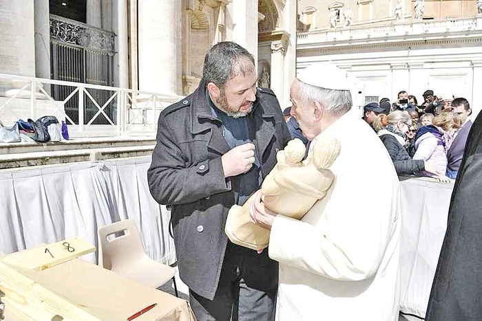 Papa a primit o  statuetă cadou