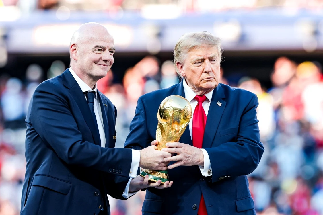 Trump a înmânat trofeul Cupei Mondiale/sursă foto: Profimedia