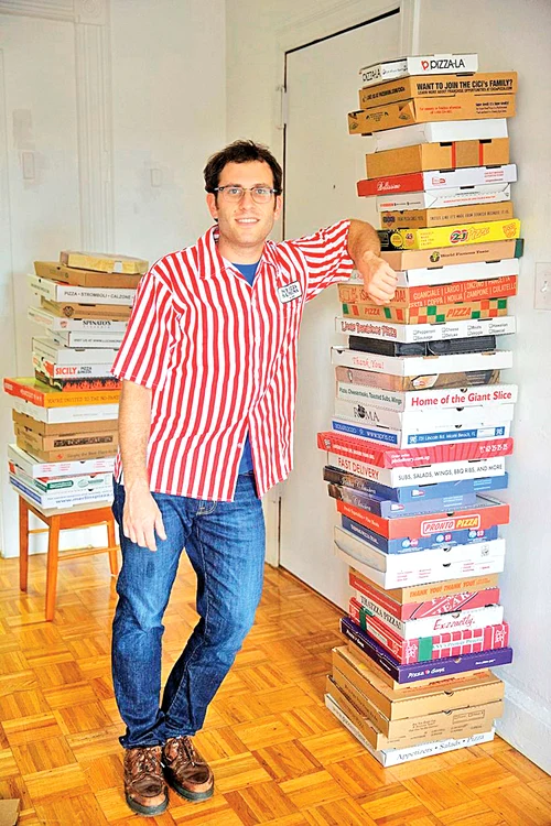 Apartamentul său e plin de cutii de pizza