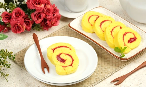 Rulada cu gem de capsuni Sursa foto shutterstock 2387304579 jpg