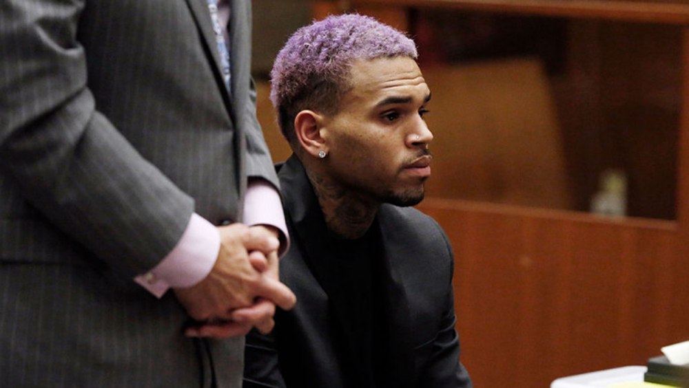 Rapperul Chris Brown, arestat după ce l-a atacat cu o sticlă pe un producător muzical