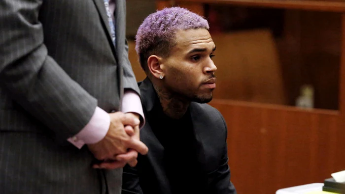 Rapperul Chris Brown, arestat după ce l-a atacat cu o sticlă pe un producător muzical
