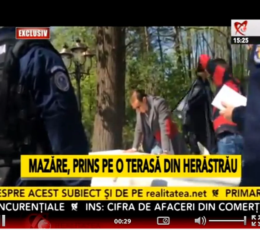 Radu Mazăre, ridicat de mascaţi de la o terasă din Herăstrău. (captură Realitatea TV)