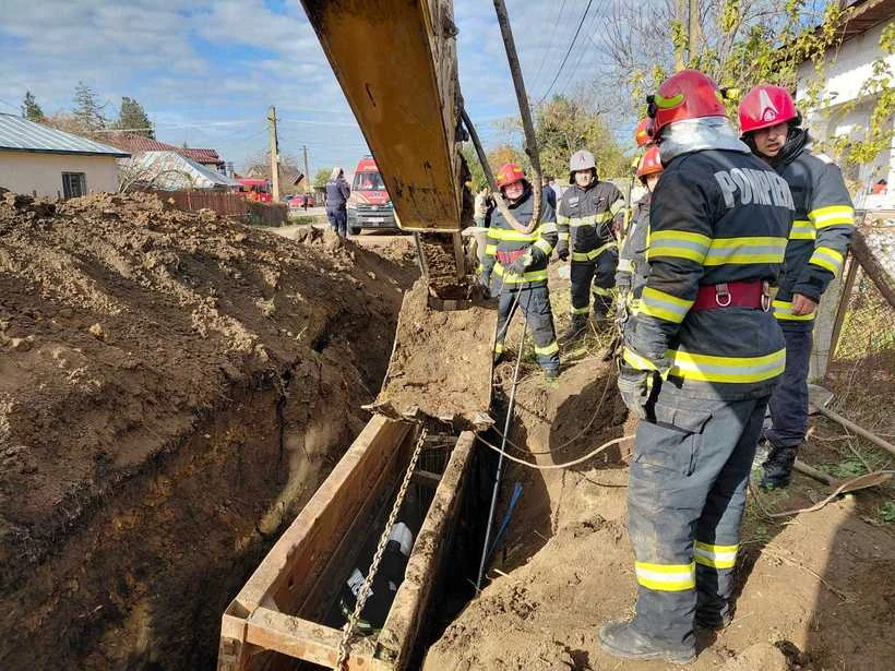 Doi muncitori care săpau un şanţ, prinşi sub pământ. Mobilizare pentru salvarea lor
