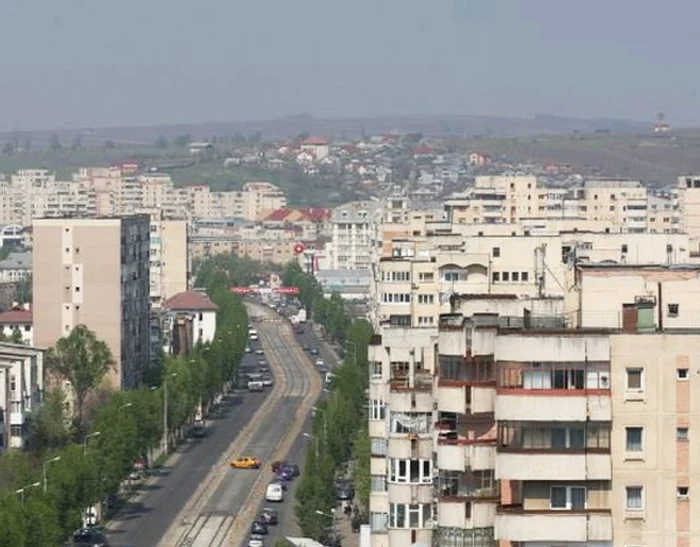 Polițiștii au fost nevoiți să spargă ușa pentru a intra în apartamentFoto: adevarul.ro