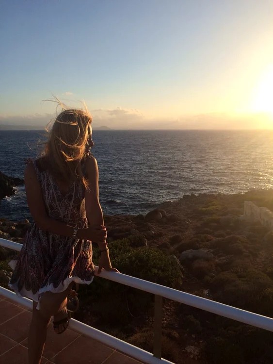 Simona Gherghe se bucură de o privelişte magnificăFoto: Facebook