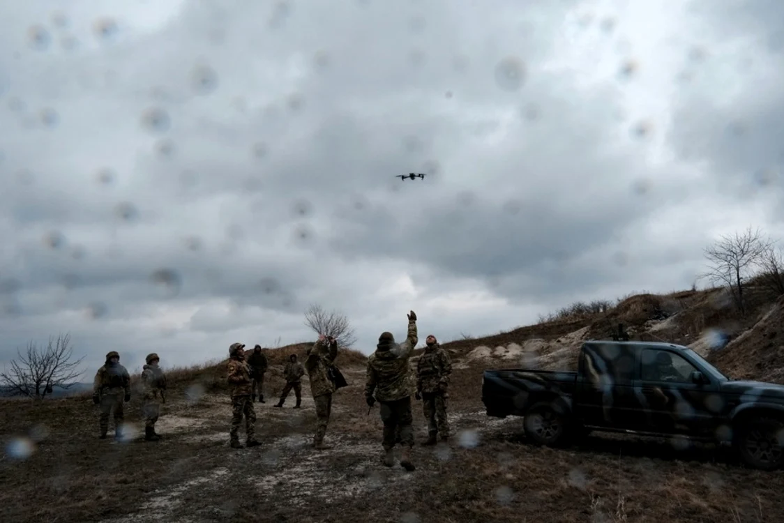 Recruți ucraineni se antrenează să manipuleze drone FOTO EPA-EFE