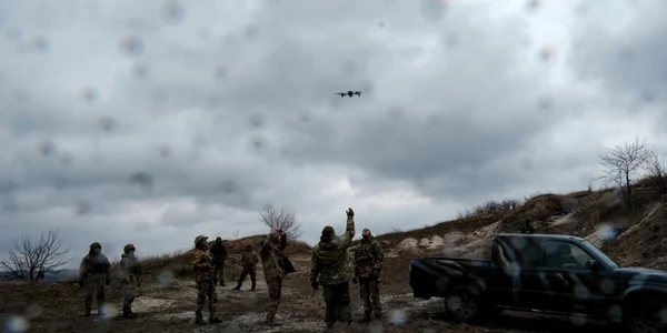 Recruți ucraineni se antrenează să manipuleze drone FOTO EPA-EFE
