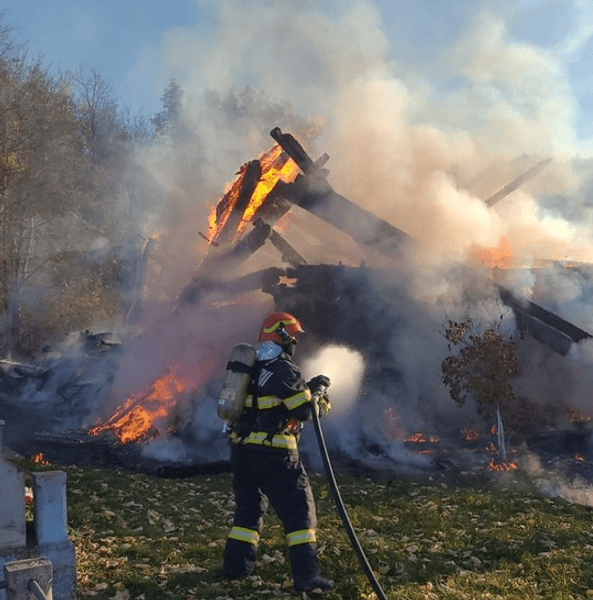 Biserică de lemn unică în Moldova, distrusă de un incendiu. A fost construită în 1801 de nepotul unui domnitor al Moldovei