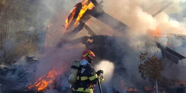biserica Marasti Bacau incendiu FOTO ISU Bacau (2) jpg