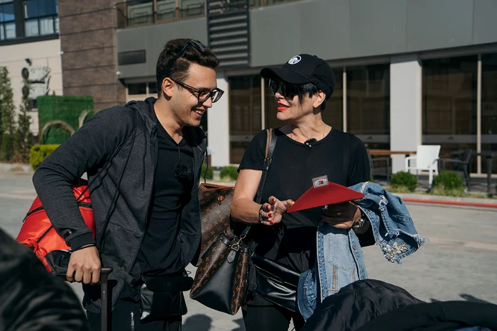 Oamenii au fost duși cu mașinile de teren la autocarele și autoturismele personale lăsate în parcarea de la teleferic