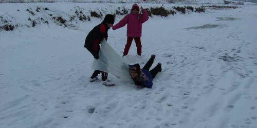 Copiii, singurii care se bucură de zăpadă. FOTO: ADEVĂRUL