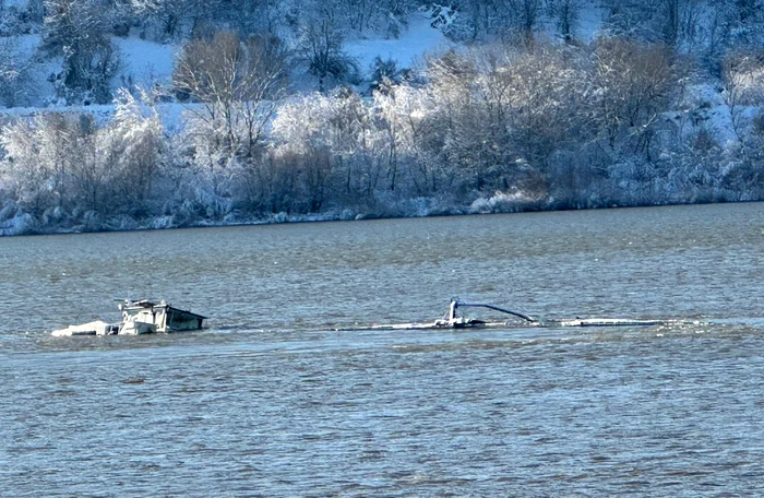 O barjă încărcată cu peste 1000 de tone îngrășământ de azot s-a scufundat în Dunăre, la Zimnicea