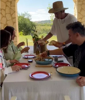 Familiile Fodor și Vâlcan, la masă, la Șușani foto: Instagram