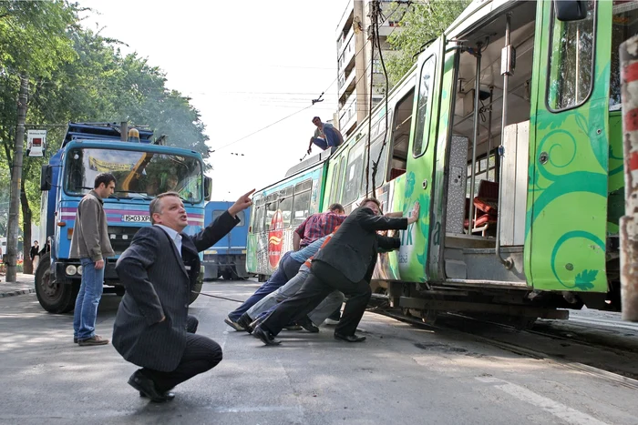 Tramvaiul a fost repus pe şine de angajaţii RATP (Foto Arhivă)