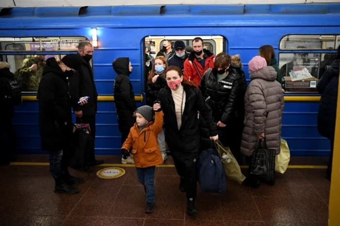 Scenă de la metroul din Kiev, după ce Rusia invdata Ucraina foto: AFP