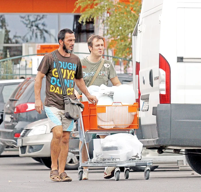 Călin (dreapta) şi-a chemat în ajutor un prieten de nădejde, căci el de-abia poate păşi din cauza piciorului luxat la fotbalFoto: Blitz