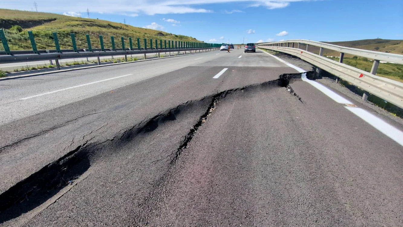 Asfalt fisurat și taluz surpat pe Autostrada A10 Sebeș-Turda, cu parapet de protecție afectat