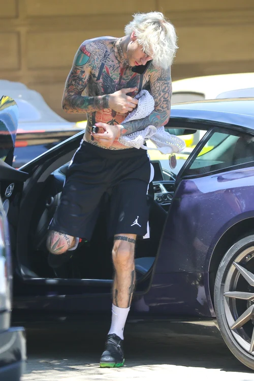 Artistul are corpul acoperit de tatuaje, iar reputaţia lui nu este dintre cele mai bune