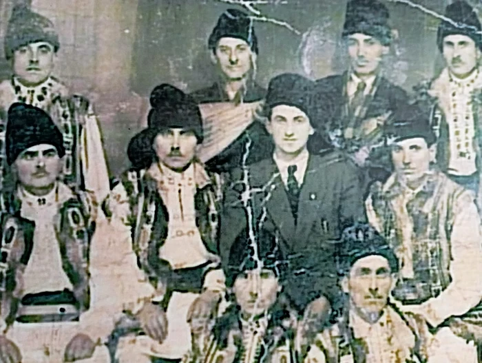Țărani din zona Flămânziului la început de secol XX FOTO Muzeul Răscoalei de la 1907
