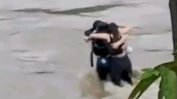Cei trei tineri români au fost filmați îmbrățișându-se înainte de a uciși de viitură FOTO: captură v