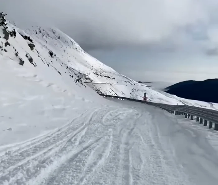 Pe Transalpina se observă urme pe zăpada căzută Foto: captură Facebook
