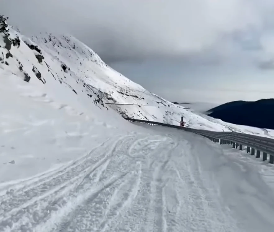 Pe Transalpina se observă urme pe zăpada căzută Foto: captură Facebook