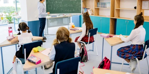 profesor si elevi jpg