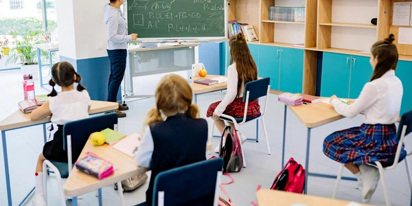 profesor si elevi jpg
