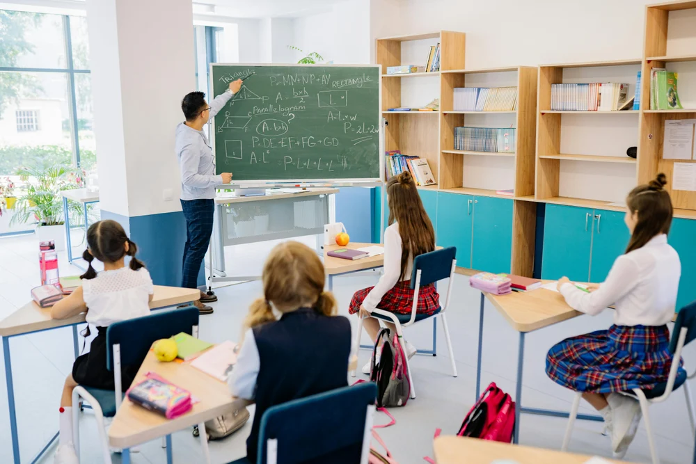 Directorii școlilor cu mai puțin de cinci clase vor preda cu normă întreagă. Excepția prin care pot apela la plata cu ora