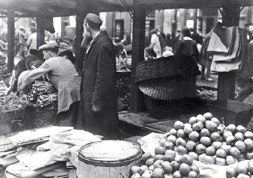 Piaţă de legume şi fructe în cartierul evreiesc din Varşovia în jurul anului 1925