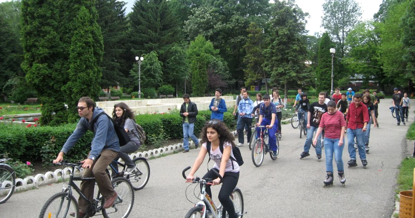 Cu biciclete și role în Parcul Cancicov