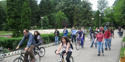 Cu biciclete și role în Parcul Cancicov