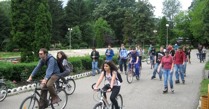Cu biciclete și role în Parcul Cancicov